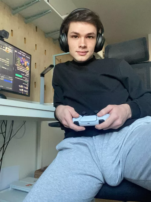 Any PlayStation gaymers out there? Send me your PSN IDs and I‘ll add you. 🔥