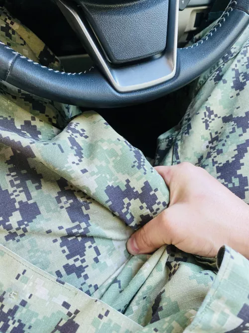 Any single ladies or dependas looking for some Navy dick?