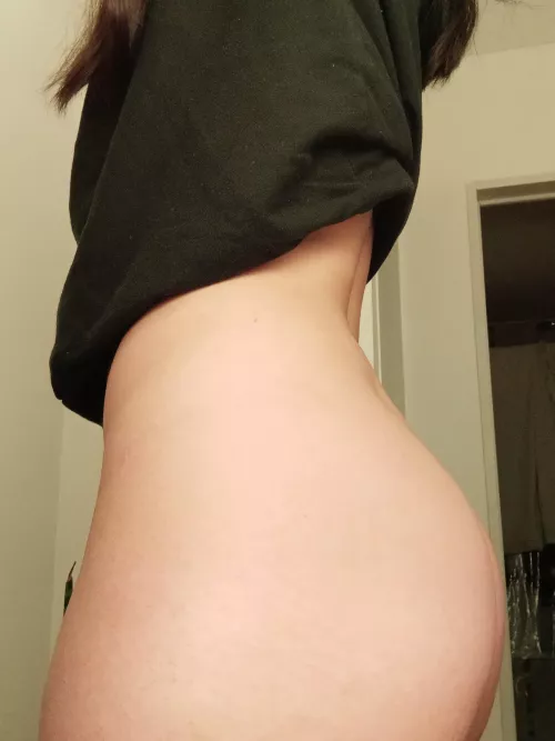 Any slave there for me? I'll be a good mistress if you obey... or not 😈