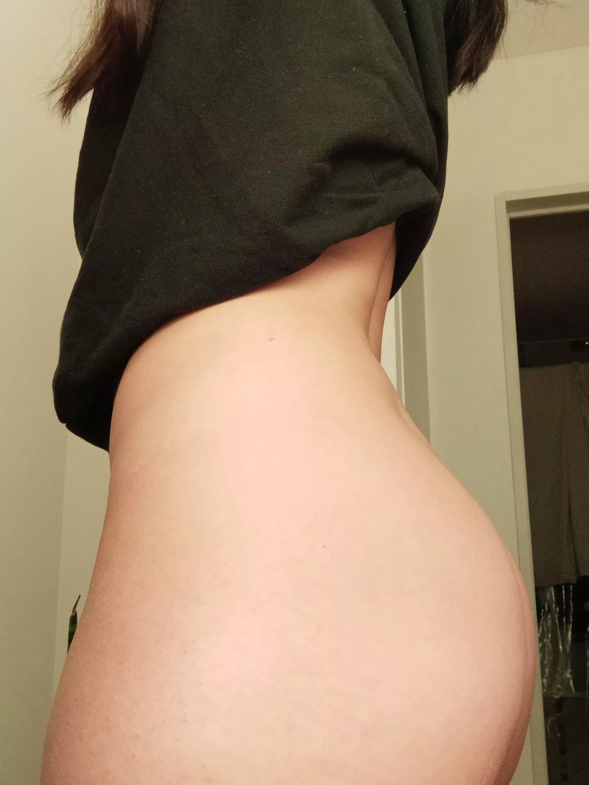 Any slave there for me? I'll be a good mistress if you obey... or not 😈