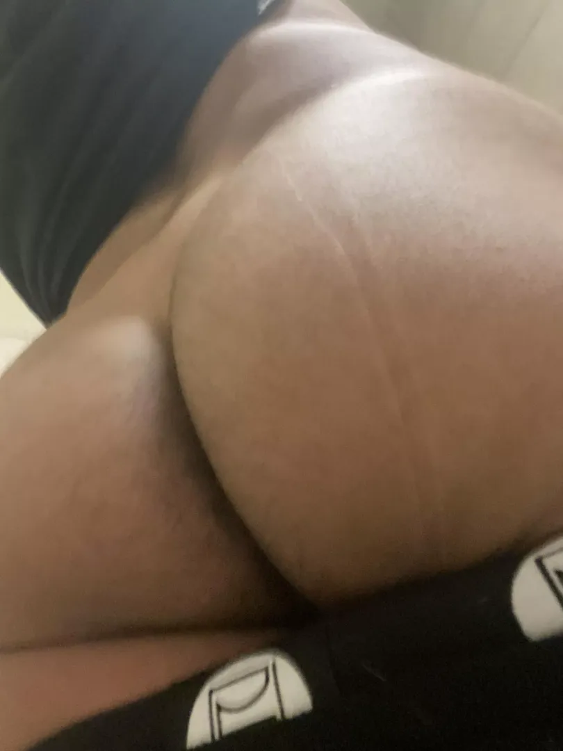 any straight bros wanna stuff this tight hole?👅👅