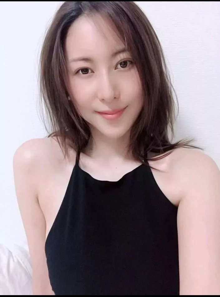 Anybody knows her name?