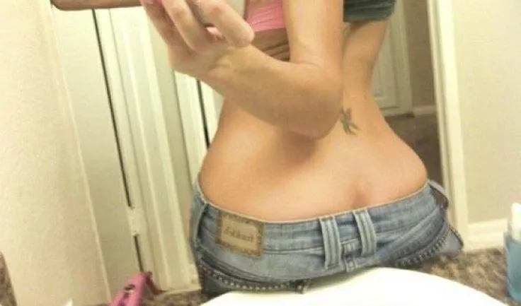 anybody wanna get naughty can dm me ( horny sissy here)