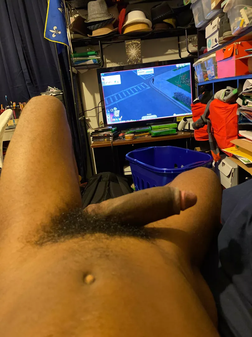 Anyone down to Sims and chill?