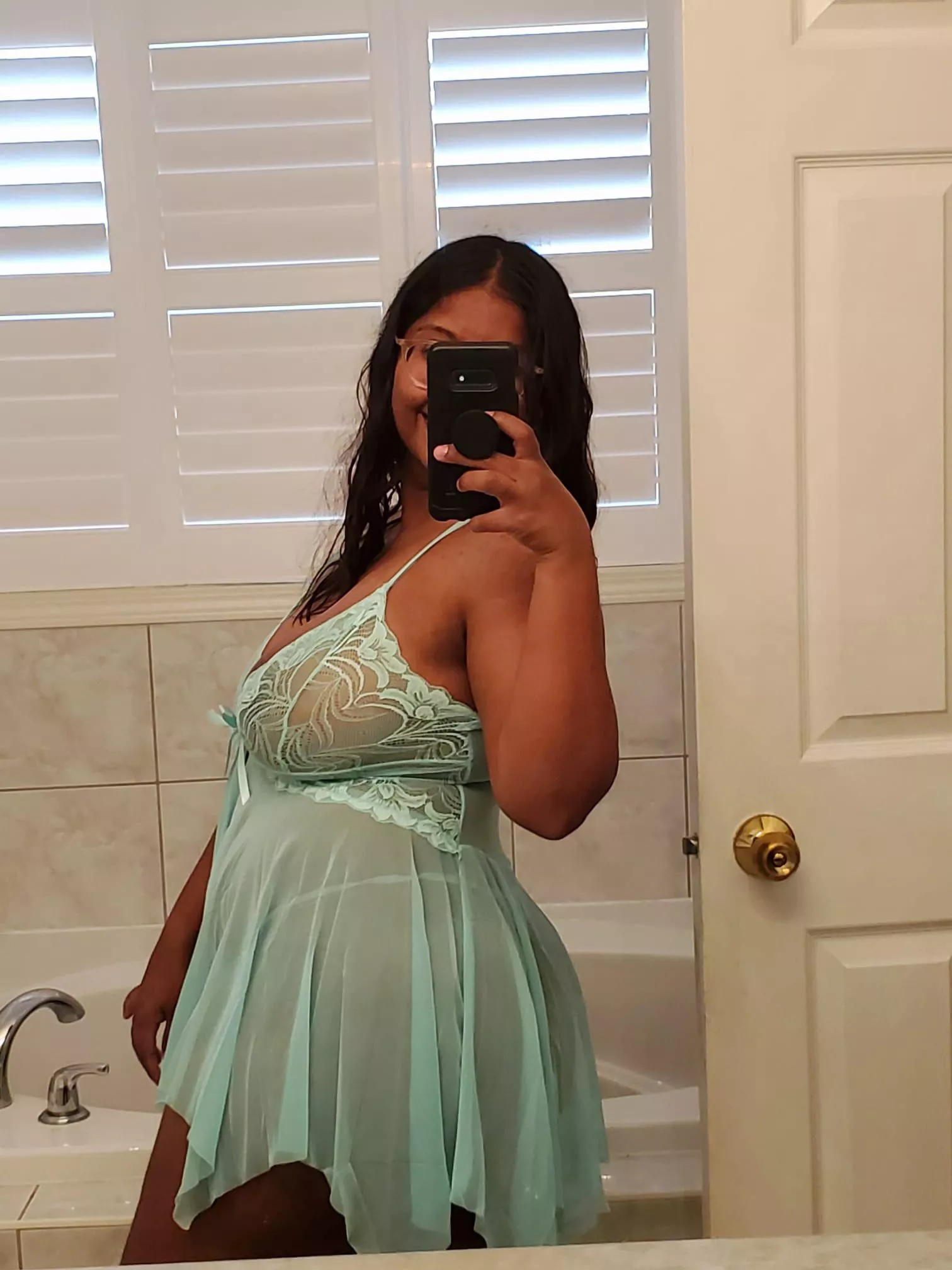 anyone in the mood for a curvy brown girl 😚