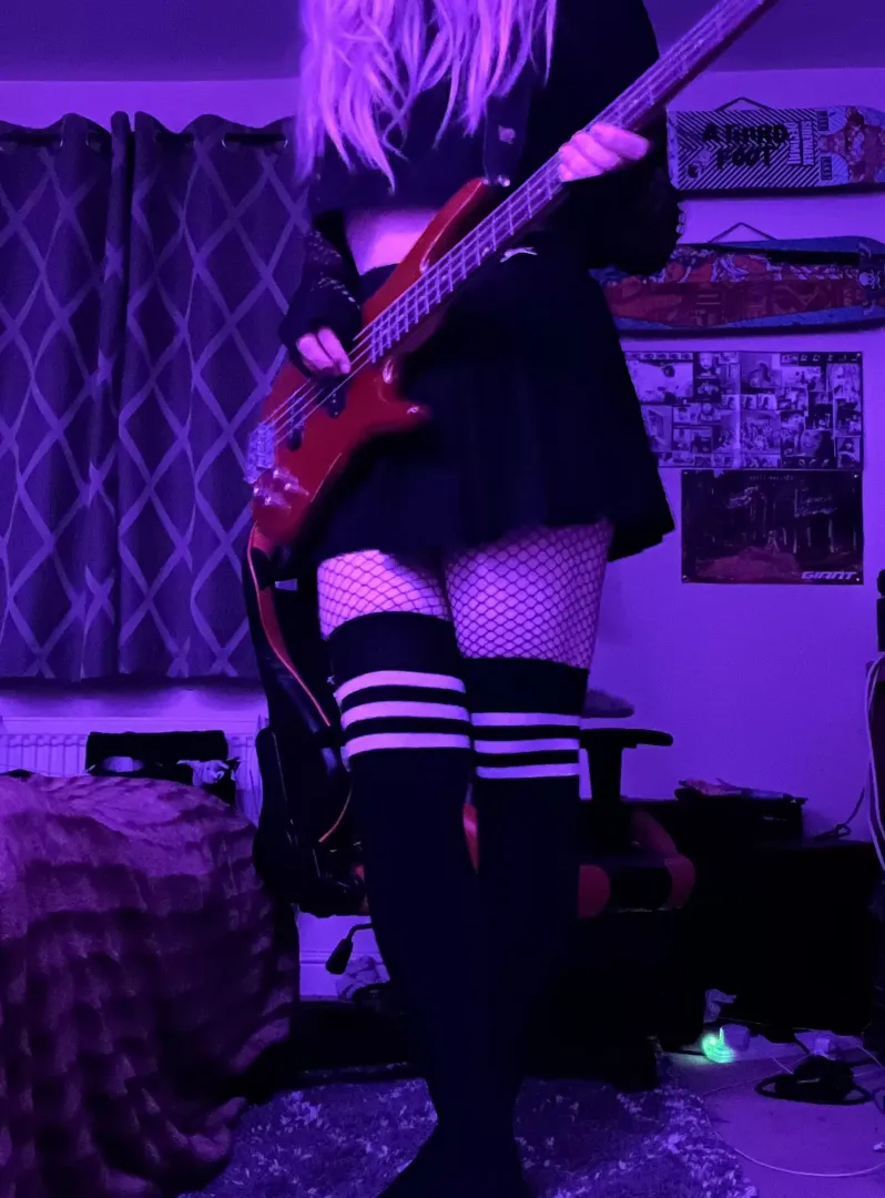 Anyone like a femboy bass player :3