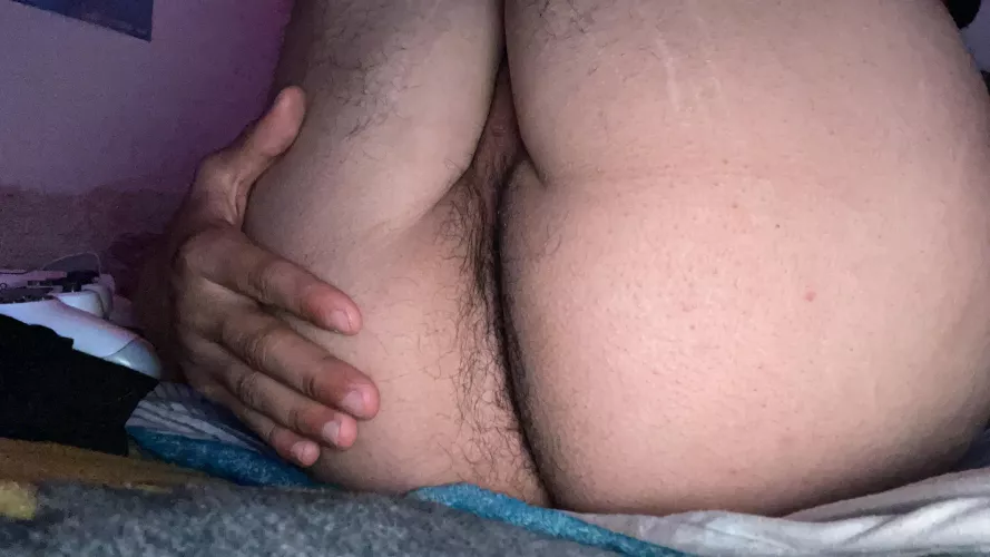 anyone to play n chat with this pretty white ass