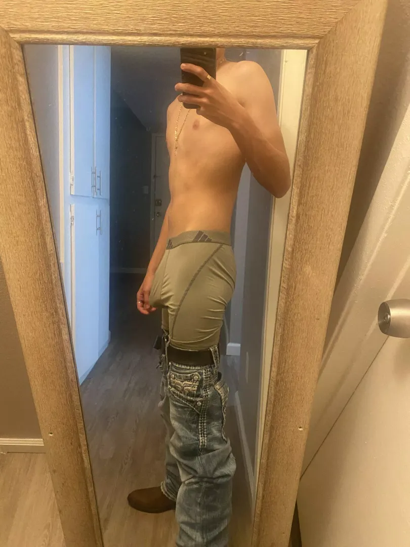 Anyone wanna chat 😖