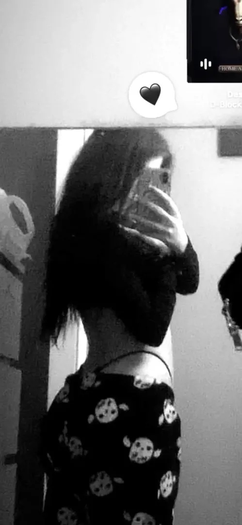 Anyone wanna eat her ass?