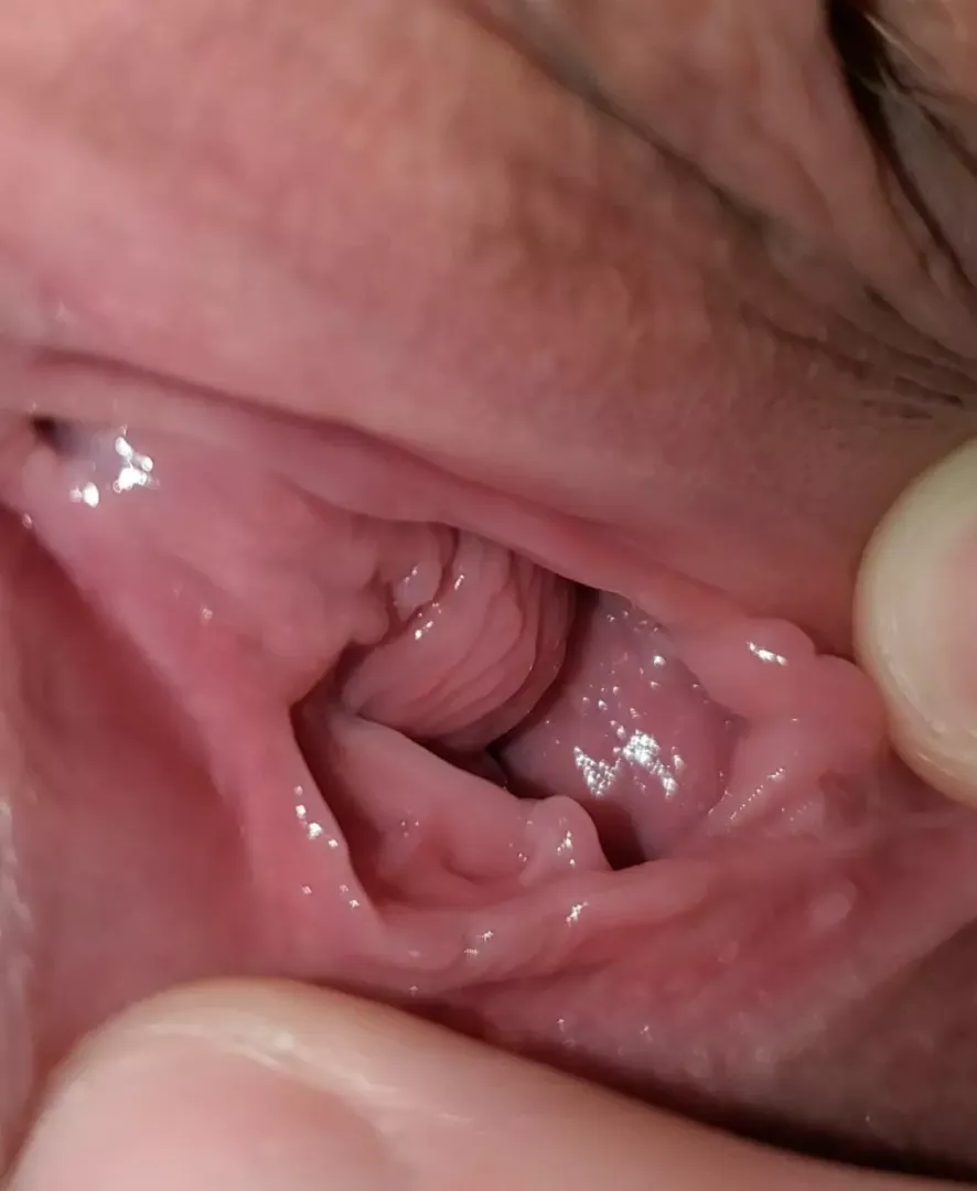 anyone wanna pound my wet pussy 😘