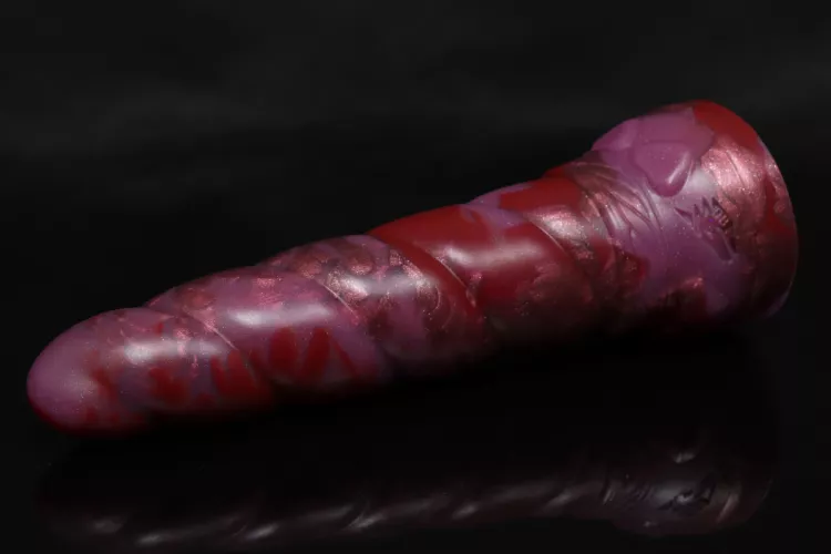 Anyone who got the new Garnet coloration, could I see some pics of it please🙏 I'm very interested in the dark metallic color but can't tell if it's red or purple