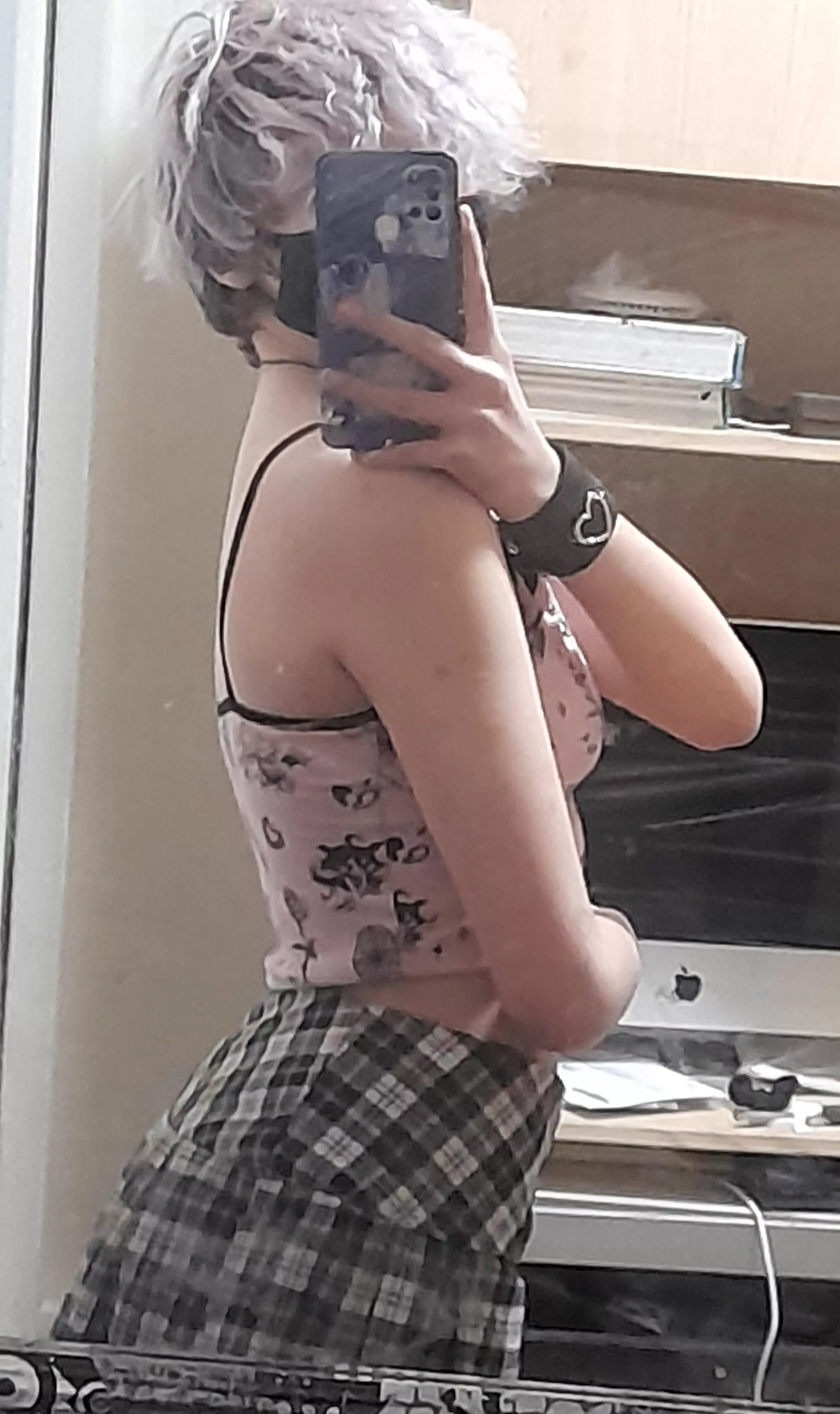 apologies for the many imperfections in this picture! i just liked the pose -3- (fixing my hair in a week or so!)