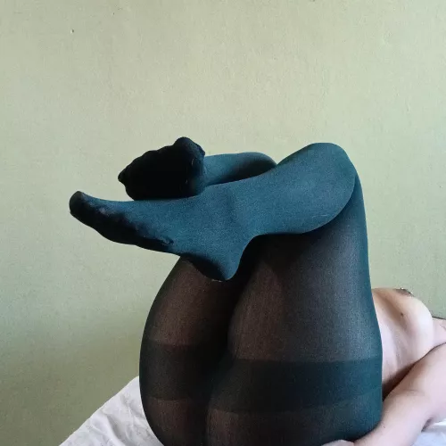 Appreciate my green pantyhose. Do you like it? 💚