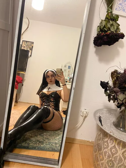 Are you into alt girls with thick thighs?