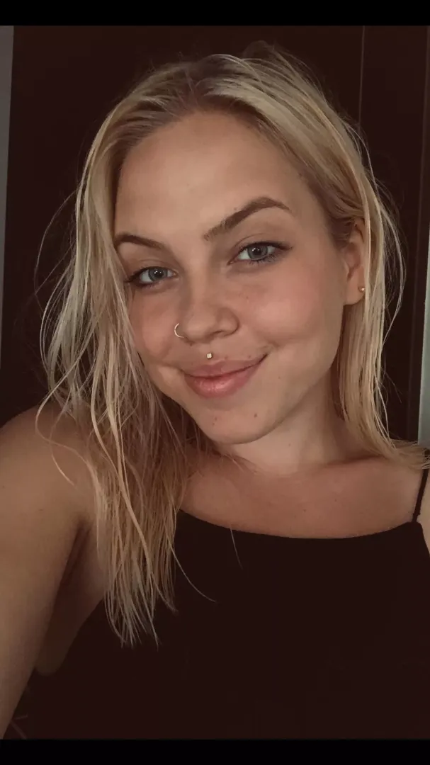 Are you into cute blondes?🍑🔥😈 Check out my OF for a discount! ❤️