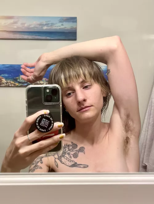 Armpit mirror selfie