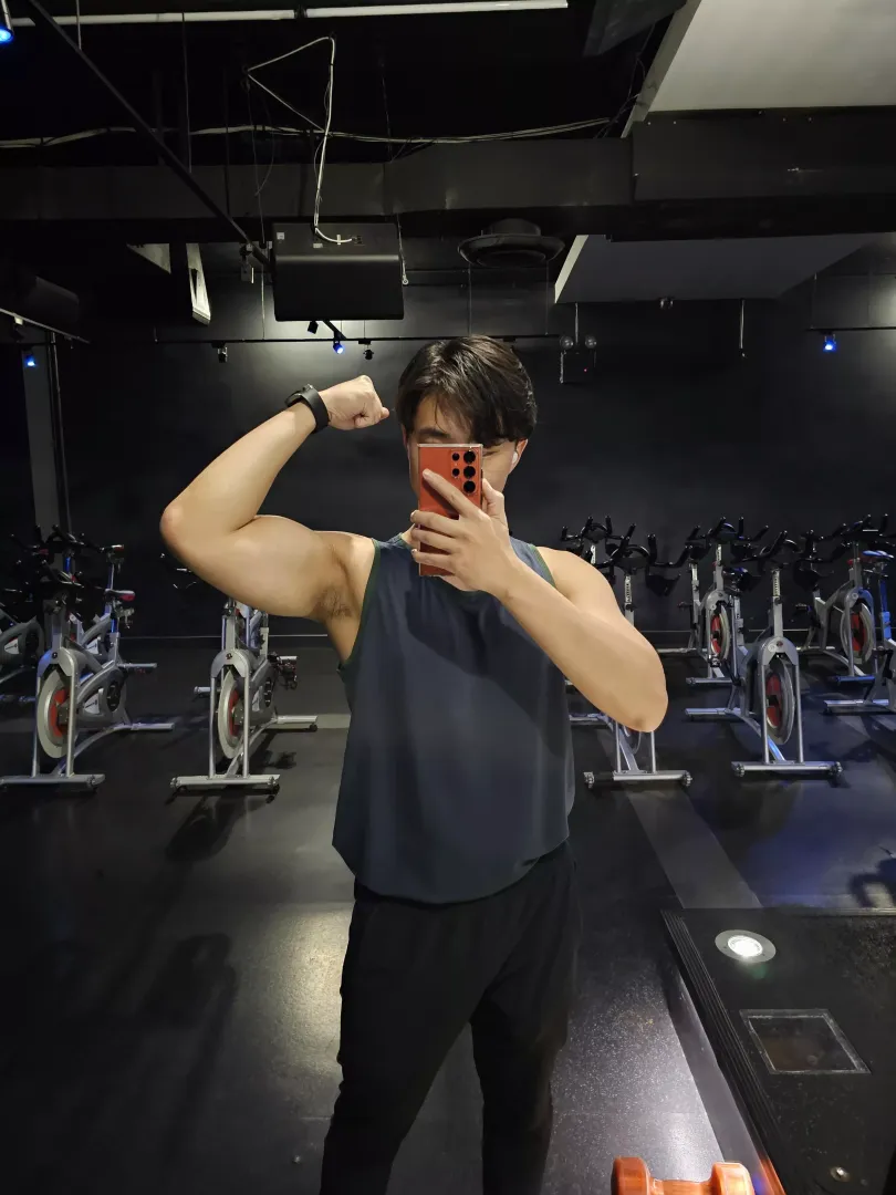 Arms bigger than my head 😂