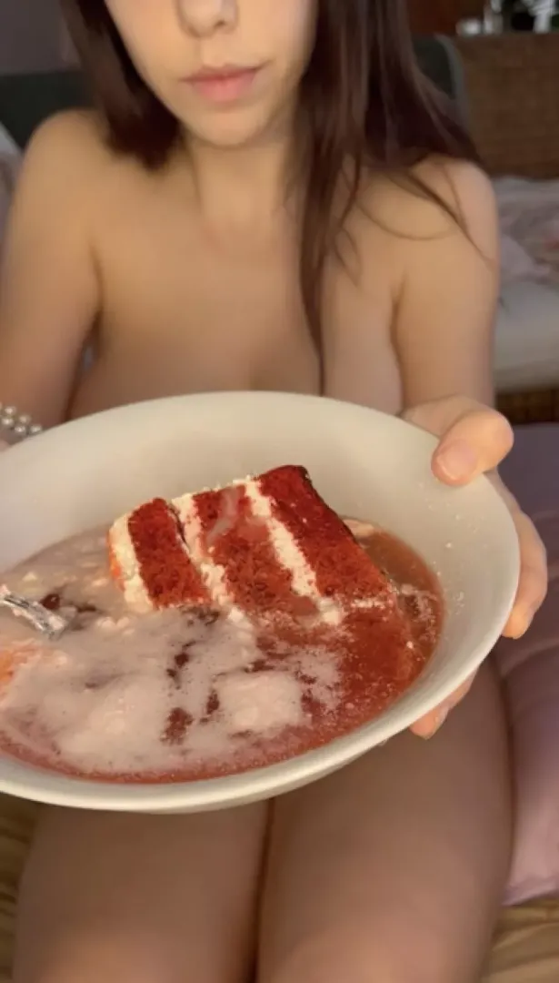 Ate a full bladder of piss and cum cake for breakfast today 🍰💦
