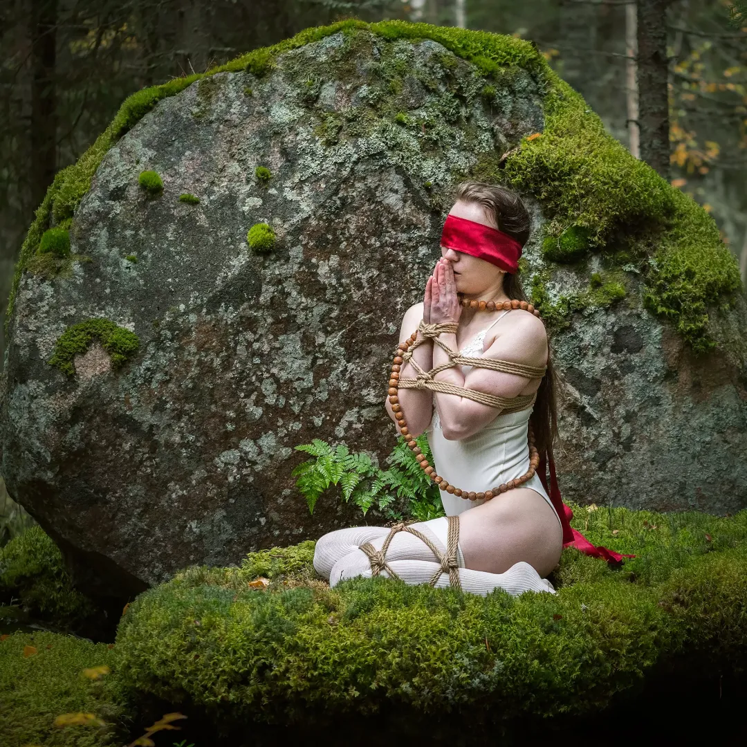 'Autumnal sacrifice' 🍂 Nature shibari photoshoot!