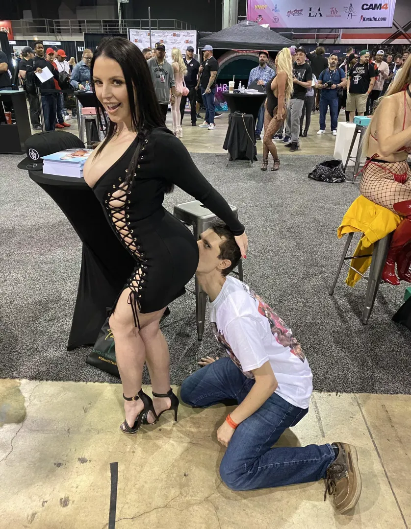 Average Angela fan