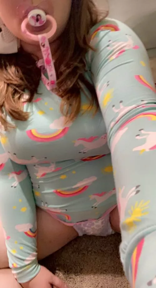 baby girl woke up in good mood this morning and wanted to wear her favorite onesie. She still can button it on her own though. @babylivs