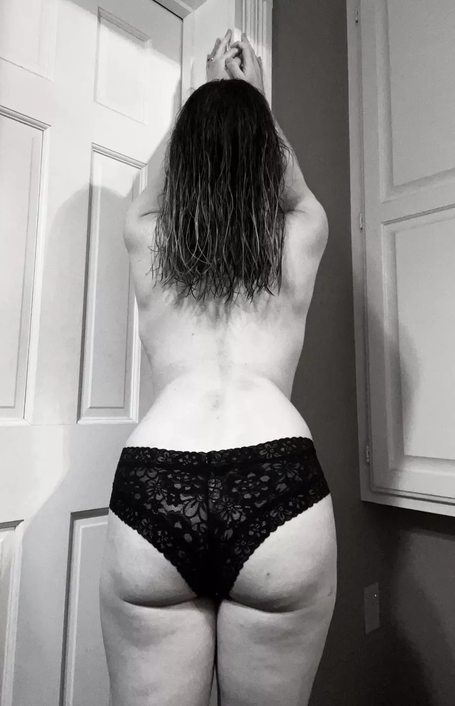 Back view B&W 🖤🤍