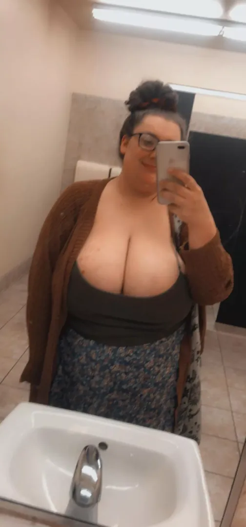 Bbw with insane cleavage 😌