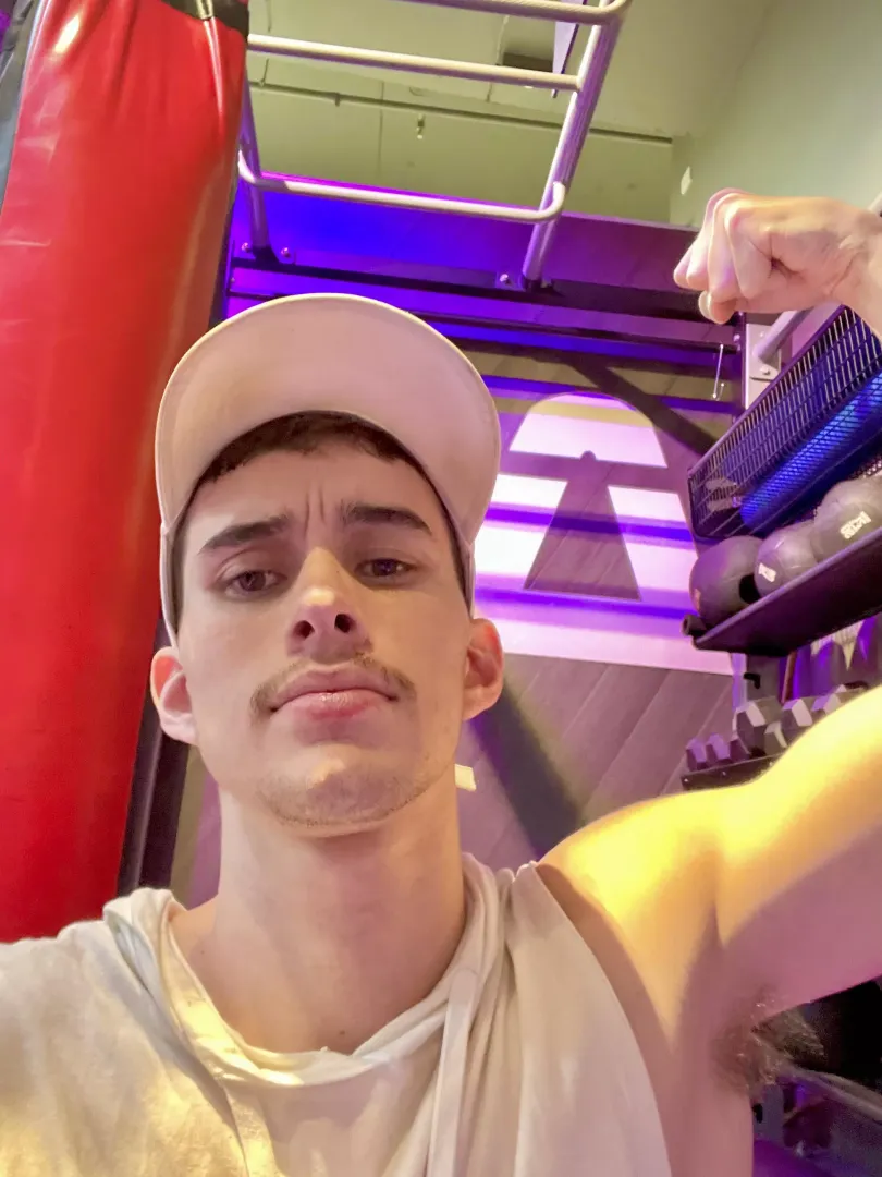 Be my bf so you can sniff my pits at gym when they’re at their ripest
