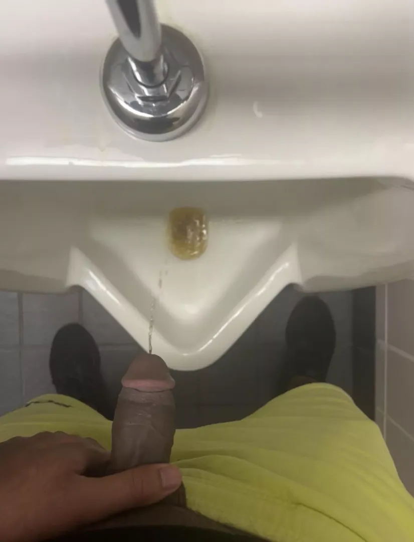 Been a minute since i posted, anyone wanna shake the piss off my dick?