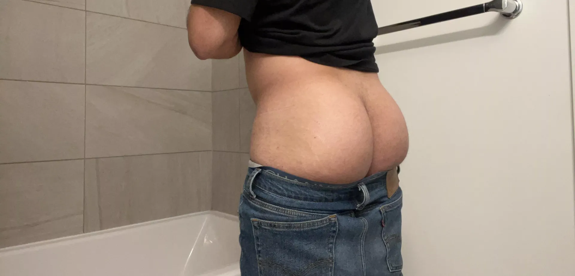 Been a stressful week, would appreciate a massage with HE