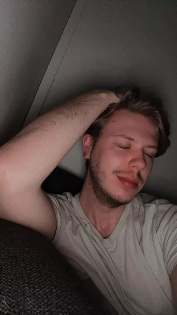 Been sick couple days and got new haircut. Would like to have new friends✌🏻