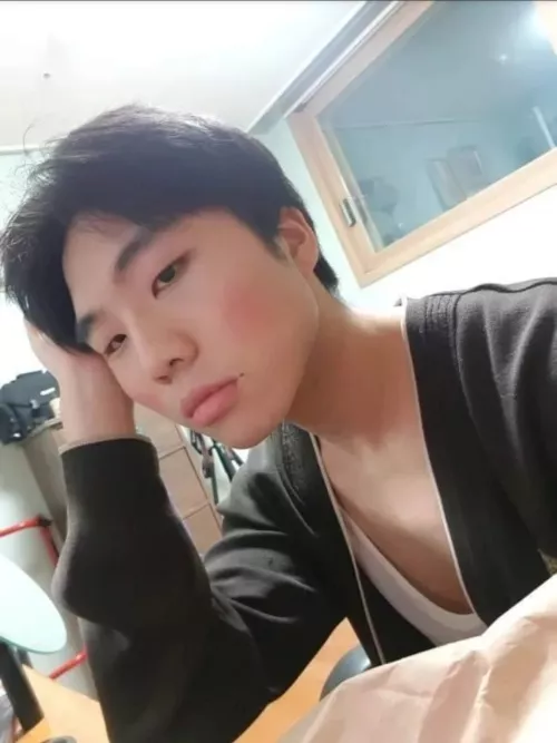 Being ignored by girls made me buy makeup and post myself on reddit lol