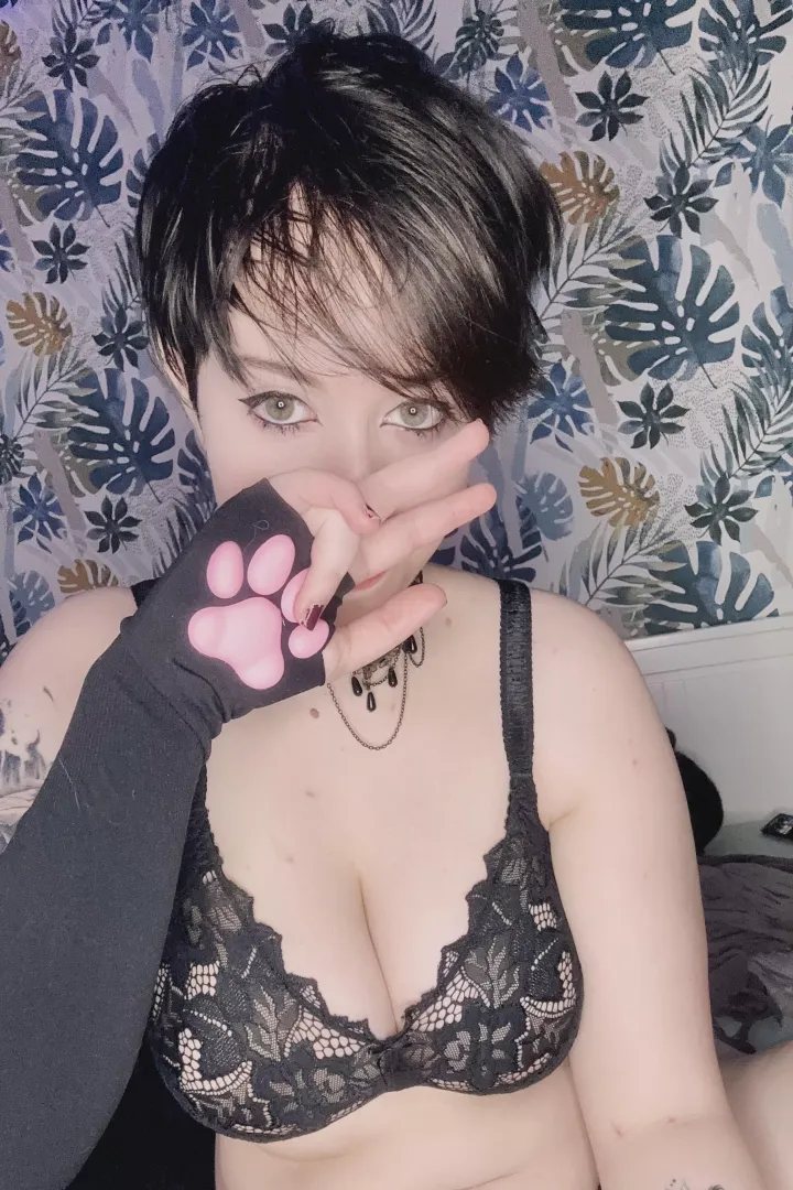 Bet you can't resist a short haired slutty goth