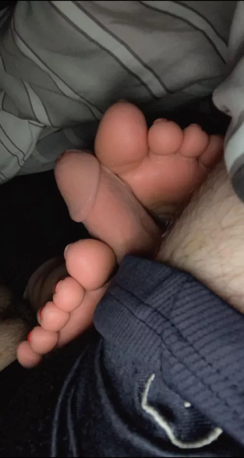 Bf playing eith my sleeping feet :) would u do the same