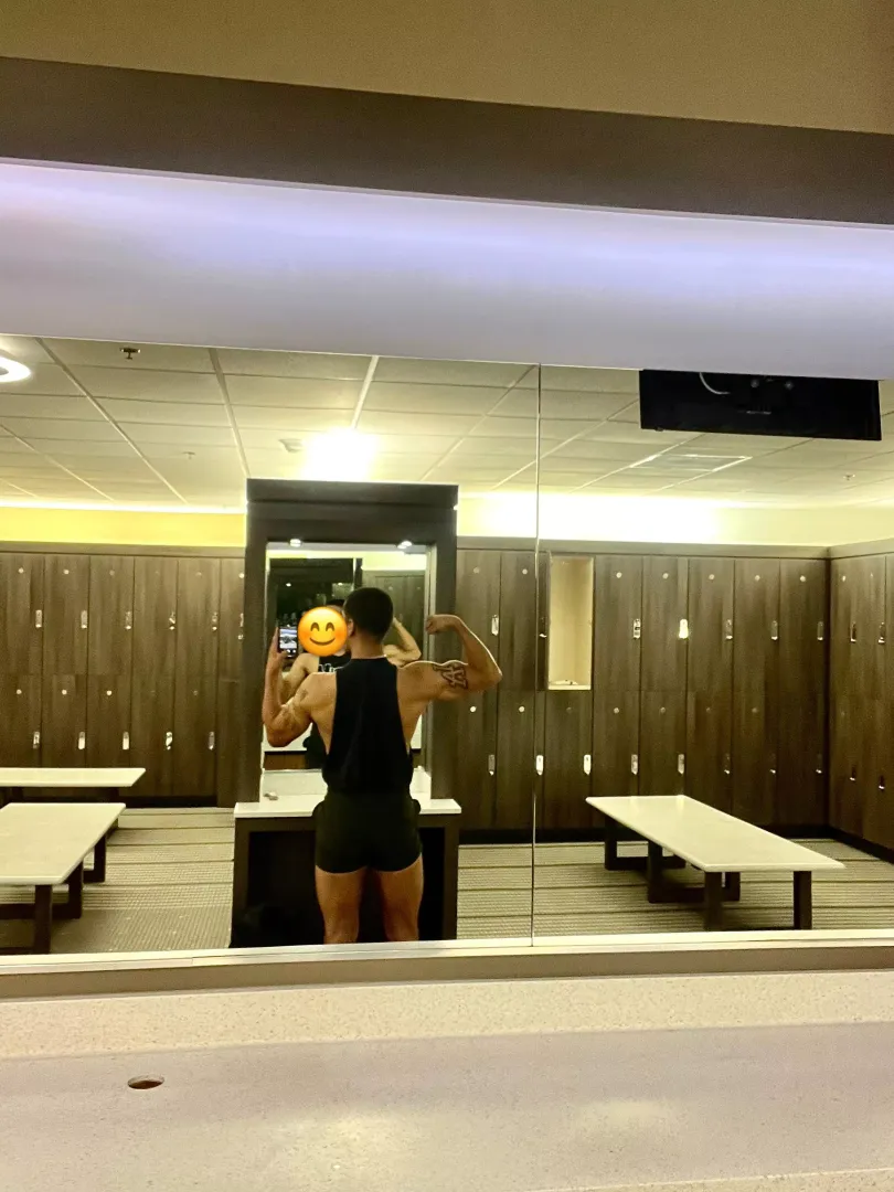 Bicep pose