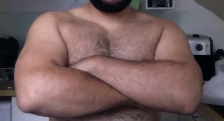 Big beefy strong guys here? Im a short beefy guy looking for meaningful, fun, conversations, geek about videogames, also intimate talks and more .. huge plus if you are uncut Hugs and hopefully see you soon 😊✌🏽