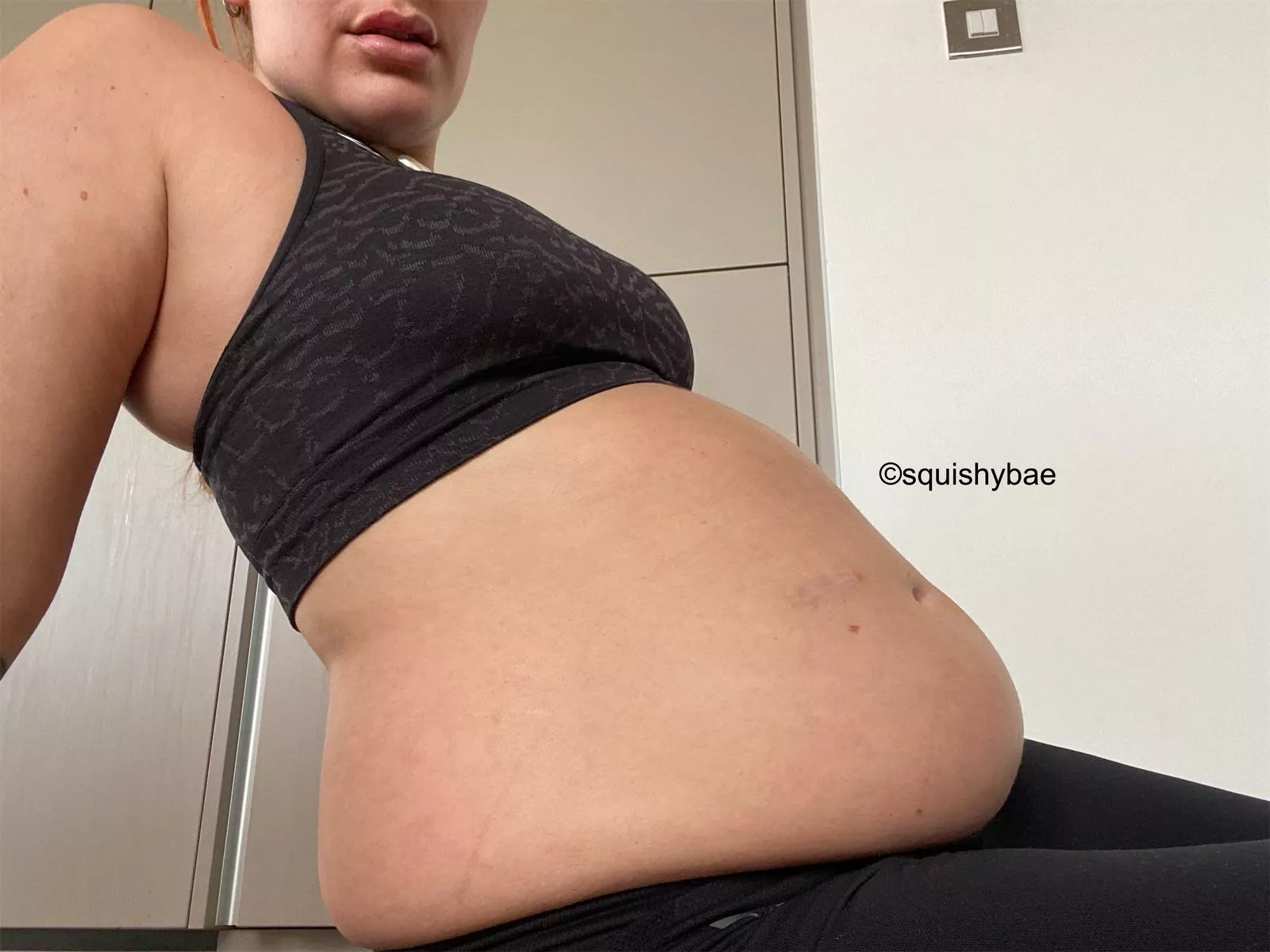 Big bellies 🤝 crop tops