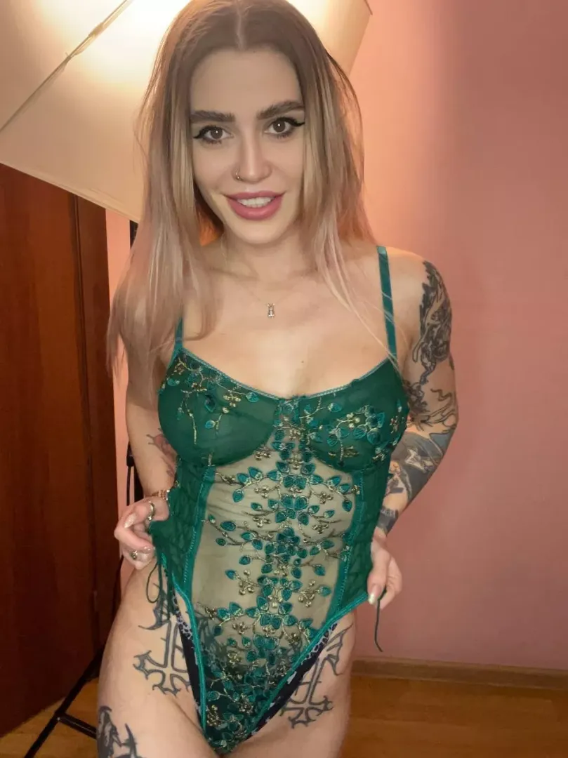 big boobs. tatto girl. hot ass - https://chaturbate.com/ms_kendra/