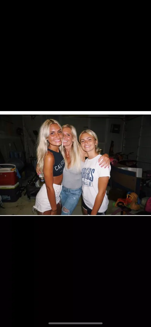 Big sis, mom, lil sis