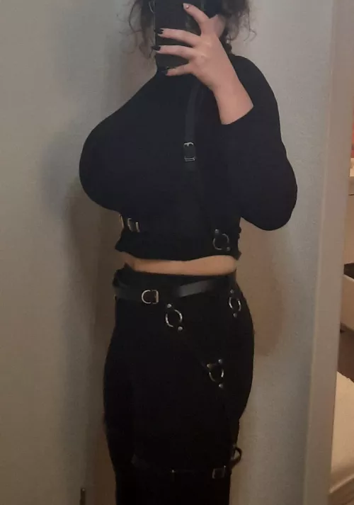 Big tiddies, flat ass