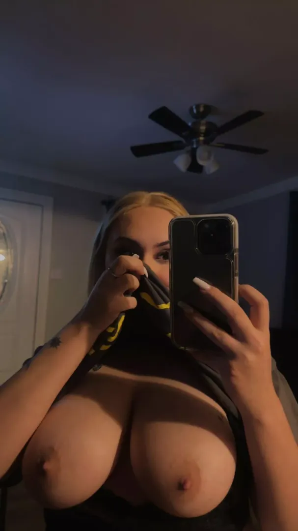 Big tits girl looking to have some fun. Message me on telegram vividuser100