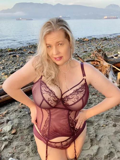 Big titties by the beach 💋