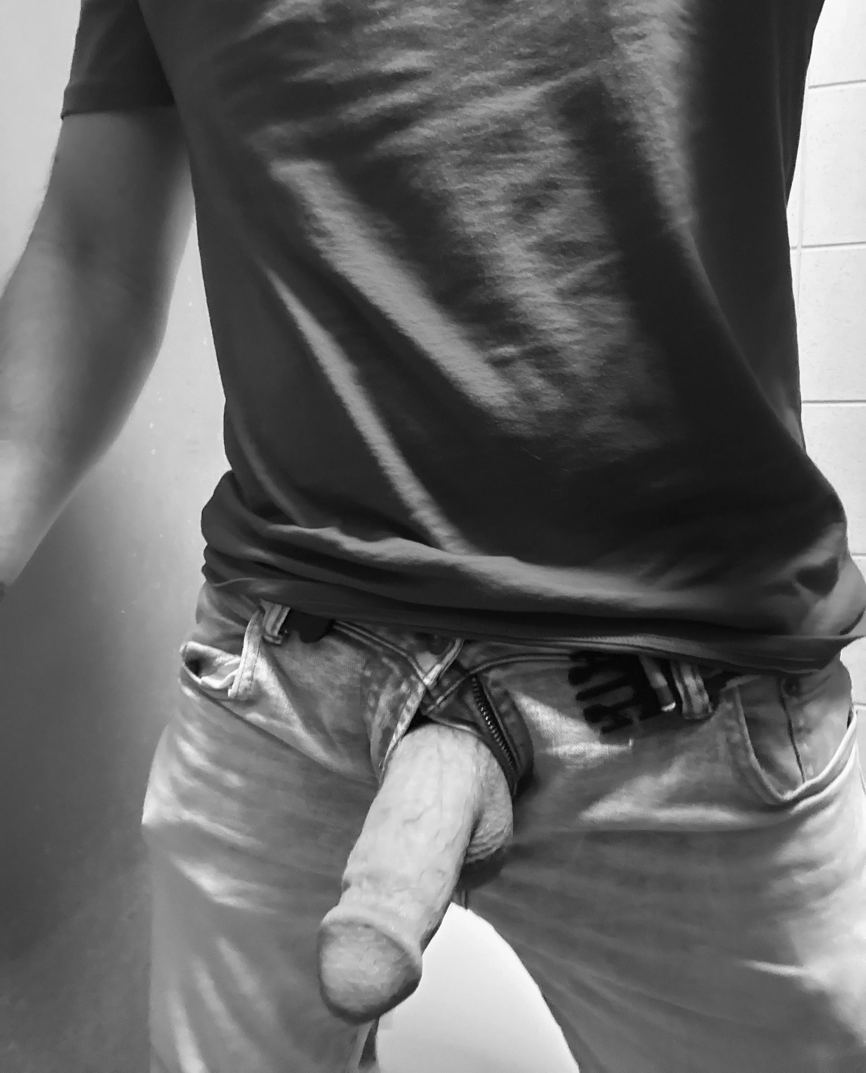 Bisexual horny at work. DMs are open