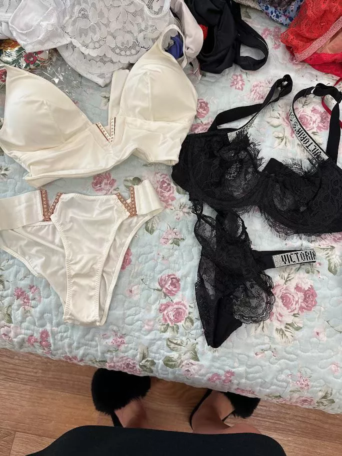 👀Black for morning games,white for evening?