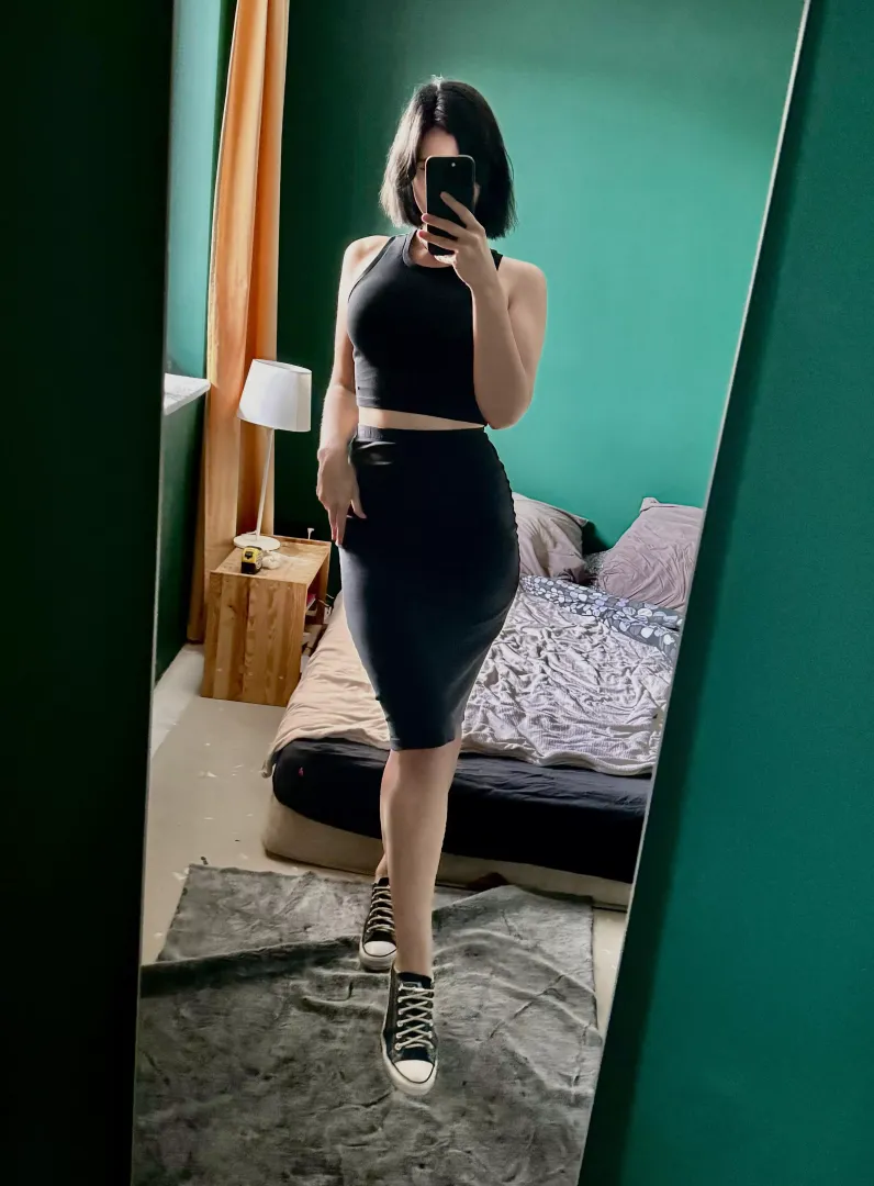 Black suits me (F)