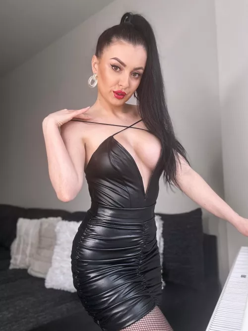 Black tight skirt and body 🖤