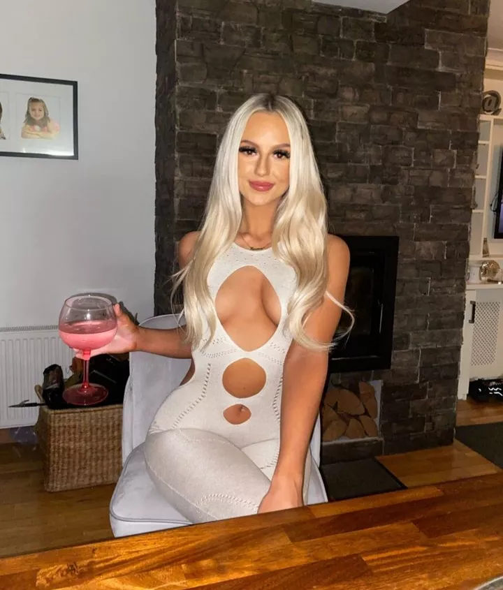 Blonde babe Emma
