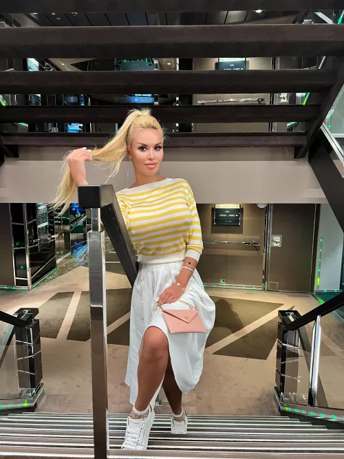 blonde girls with pony tail looks so cute