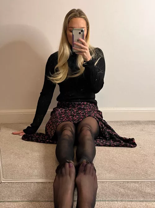 Blondes have the cutest feet