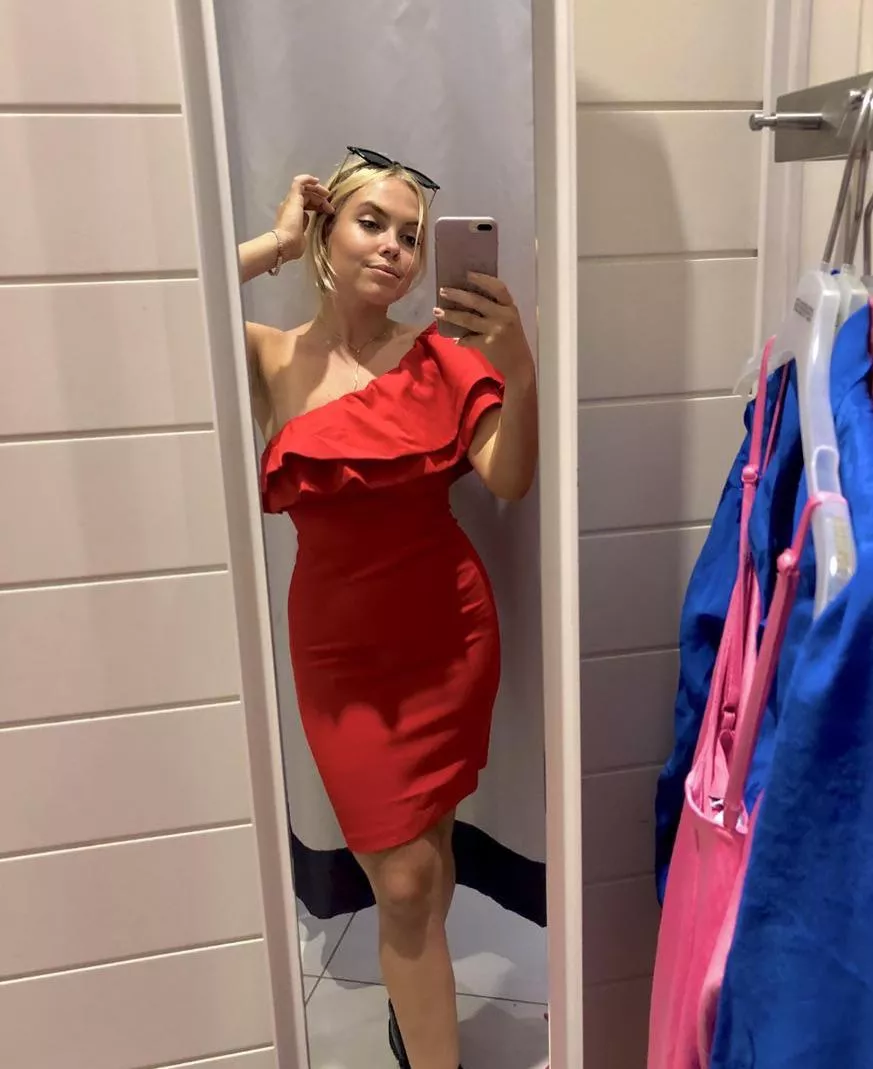 Blondes in red? 🙈❤️